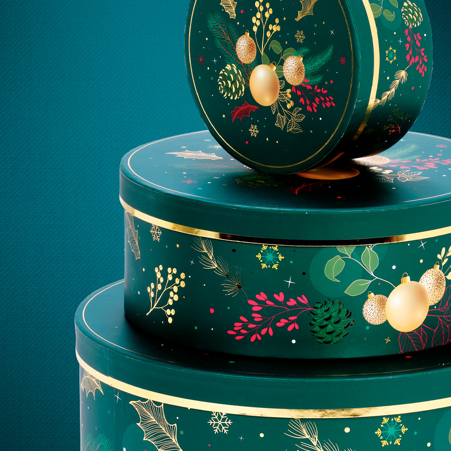 Collection de packaging pour les fêtes de Noël composée de feuillages hivernaux et de boules de Noël