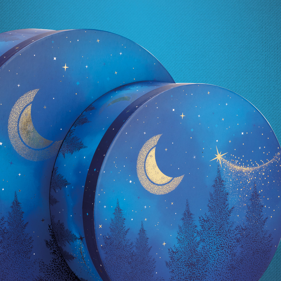 Collection de coffrets et de corbeilles pour les fêtes de fin d'année composée de  sapins sous la lune et les étoiles évoquant la beauté et la magie de la nuit de Noël